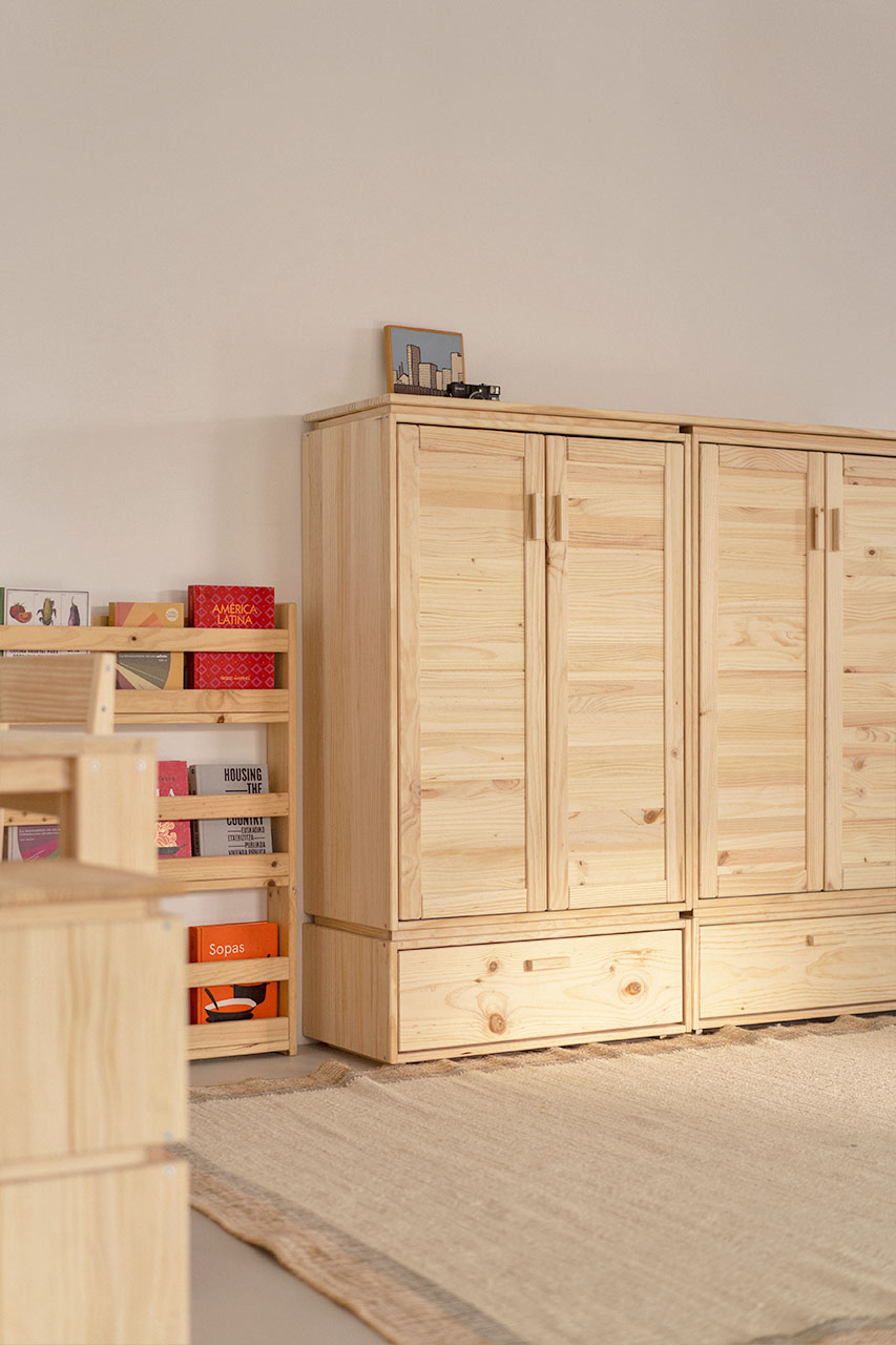 Imagen de ambiente 2 para:Armario de madera natural con cajones